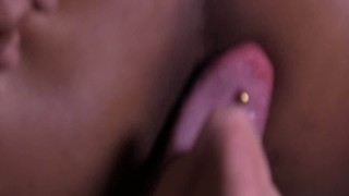 Dar amcığına penisi zor sokuyor porno